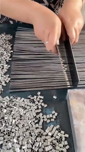 Installation process of steel wire mesh buckles