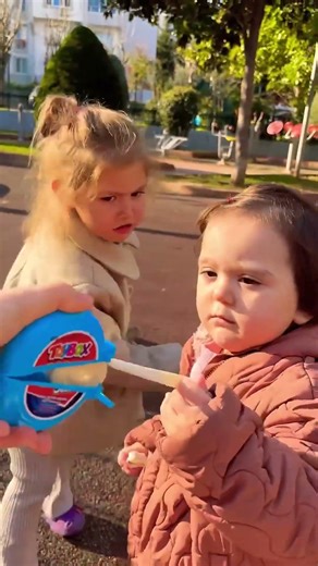 Bacon Hair gives candy to two girls in Roblox Brookhaven