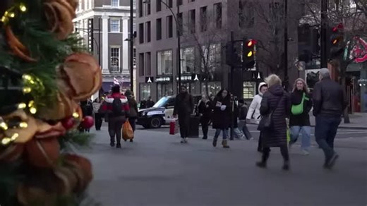 More shoppers hit high streets and retail parks for late Christmas purchases