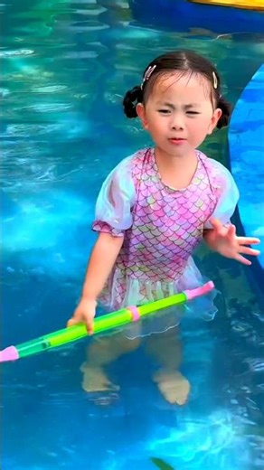 Enjoying in the swimming pool🏊