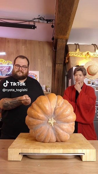 Cut the Pumpkin with the sharp knife.🔪✨ @Gastronogeek #knife #sharpening #sharpener #asmr