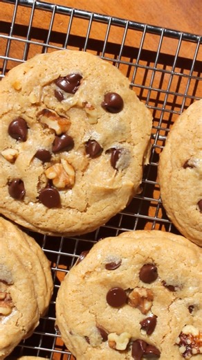⬇️ Recipe below! 🍪 Maple Syrup Chocolate Chip Cookies are chewy cookies with crisp edges. They are made with sweet maple syrup! 😍 Recipe here - https://taffeybakery.com/maple-syrup-chocolate-chip-cookies/ or comment the word RECIPE and I’ll send it directly to your inbox! | Taffey Bakery