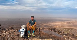 Wereldwandelaar Tom gaat het theater in met zijn verhaal: van afkickkliniek naar de wereld rondlopen