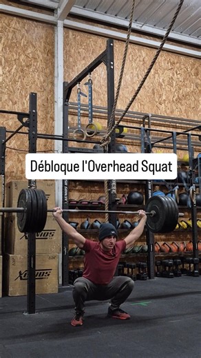 10 exos pour débloquer ton Overhead Squat 👇 1- Travail de dorsiflexion: j'appuie sur mon genou pour étirer mon mollet/tendon d'Achille et permettre à mon genou d'avancer devant les orteils. 2- Squat profond et ouverture de hanche. Je passe du temps en squat avec un poids qui me sert de contrepoid pour maintenir une position de squat parfait avec le dos le plus vertical possible et je pousse mes genoux vers l'extérieur grâce à mes coudes. 3- Ouverture de la cage thoracique grâce à un PVC et un b