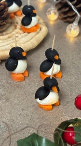 Questo è l’ antipasto di Natale che farà innamorare tutti: Pinguini di Mozzarella vegana, facilissimi da realizzare. Per ogni pinguino: 🌱1 Mozzarellina vegetale (trovi la ricetta delle mozzarelle nel mio ebook pranzi e cene) 🌱1 pezzo di Carota tagliata a rondella 🌱2 Olive nere Taglia una rondella di carota e incidi un lato per ricavare un piccolo triangolo: in questo modo otterremo le zampette e il becco (guarda il video per capire bene questo passaggio) Infila il becco all’interno di un’oliv