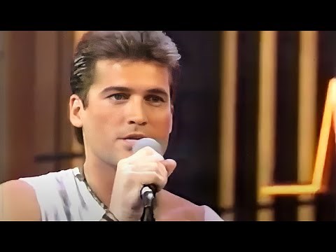 BILLY RAY CYRUS 🎤 Achy Breaky Heart🎶 (Live at The 35th Annual Grammy Awards) 1993