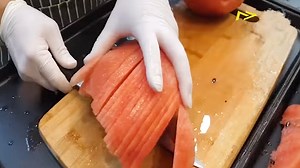 690K views · 5.1K reactions | เทคนิคการตัดแตงโมของผู้ชายคนนี้น่าทึ่งมาก | Meteor Media | Facebook