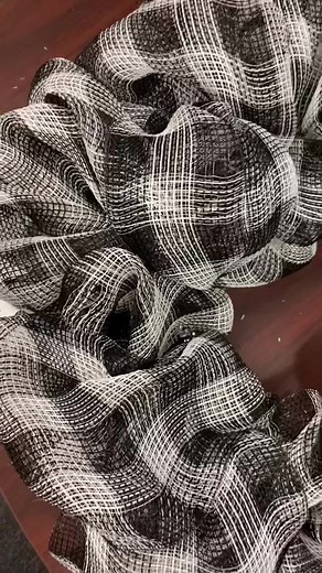 DIY Christmas Wreath Tutorial - Simple Deco Mesh Design