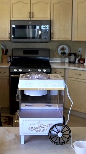 You can make YOUR OWN snow cones with this snow cone maker 😳 | Freakin' Reviews