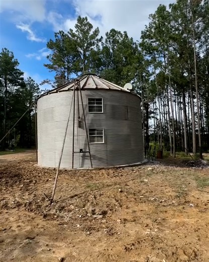 These guys repurpose grain bins into eco-friendly, ultra-modern homes 🤯 | UNILAD Tech