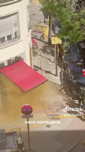 ¿FLASHOVER o BACKDRAFT? 💥 FLASHOVER 🔥🔥🔥 El flashover es una fase crítica en el desarrollo de un incendio estructural, en la que todos los materiales combustibles de un recinto se encienden casi de manera simultánea debido a la acumulación de calor y radiación. \t1.\tEl fuego inicial comienza a calentar el aire y los materiales del entorno. \t2.\tLos gases calientes y el humo suben, formando una capa superior muy caliente. \t3.\tCuando la temperatura del ambiente (generalmente entre 500 °C y 