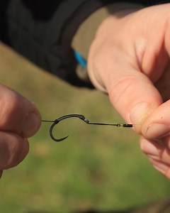 Un nuovo loop in pochi secondi! 😍🐋 . Quando arriva il momento di cambiare amo, il Loops & Boom Combi Rig vi consente di farlo velocemente, tagliate la vecchia sezione del terminale e sostituitela con una nuova eseguendo un loop to loop. . Le NUOVE sezioni di Klor Loop sono pre-assemblate in stile blow-back ma utilizzano un nodo a lazo invece di un anellino. Non c'è bisogno di tubo termorestrigente, poiché l’angolo dell’occhiello del Klor fa girare l’amo per far presa nella bocca del pesce. | T