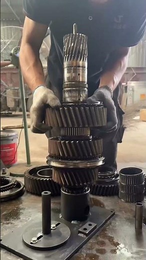 The process of disassembling gears in the gearbox