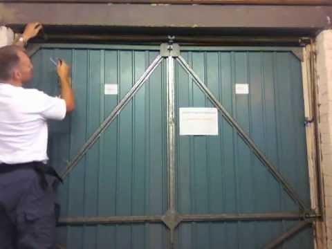 HENDERSON MERLIN GARAGE DOOR HOW TO ADD TENSION TO THE MAIN SPRING.mov