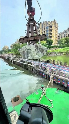 Amphibious Excavator Equipped with Clamshell Bucket for Silt and Sediment Handling