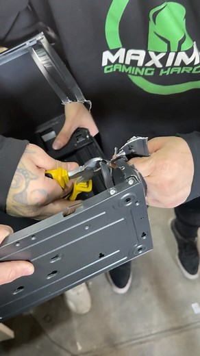 91K views · 5.5K reactions | Tráenos el problema, nosotros SIEMPRE tenemos una solución 﫡 El presupuesto es ajustado, pero las opciones no  Alguna vez hiciste una modificación art attack a tu pc?  #pcgamer #maximusgaming #mooding #pccostume #meme #humor #argentina | Maximus Gaming Hardware | Facebook