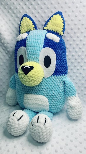 Bluey 👀. Made by: Yole_Creations. Pattern by: Elisabete Murcela - 3 Linhas 2023. #crochetersoftiktok #craftersoftiktok #craftymoms #crochetaddiction #crochet #parfaitchunky #amigarumi #premieryarns #Bluey