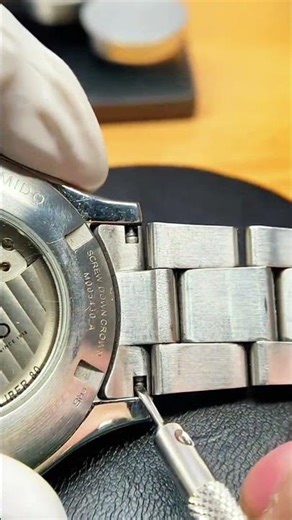 How Watchmakers Remove Metal Straps⌚
