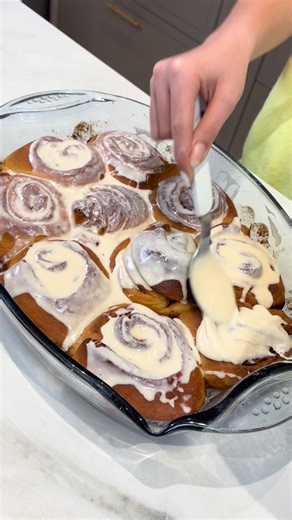 El mejor plan para el primer día del año 🥰 Despertar sin apuro, café recién hecho ☕ y cinnamon rolls tibios que huelen a hogar. Porque después de brindar, bailar y reír… 💛 el desayuno también merece ser especial. Masa • 4 tazas de harina sin preparar • 1 paquete de levadura seca • 1 taza de leche fresca tibia • 1/3 taza de azúcar • 1/3 taza de margarina • 1/2 cucharadita de sal • 2 huevos Relleno • 100 g de margarina suavizada (no derretida) • 1/2 taza de azúcar rubia • 1/2 taza de azúcar blan