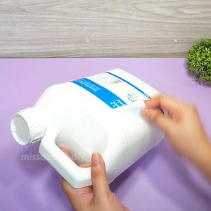 Easy Plastic Jug Recycling Idea #diyprojects #diycrafts #diy #crafts #crafting #recycle | 𝓜𝓲𝓼𝓼𝓭𝓮𝓫𝓫𝓲𝓮𝓓𝓲𝔂