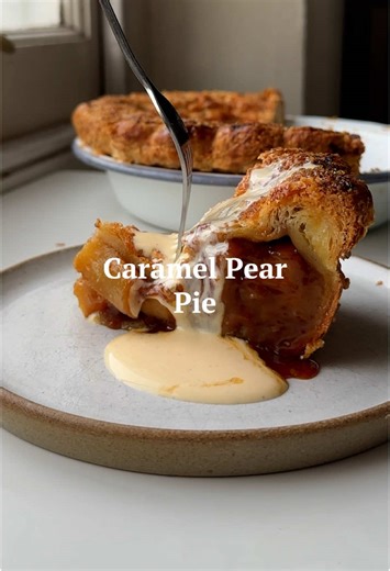 Let’s bake… Caramel Pear Pie. 🍐🥧 This might be one of my all time favourite recipes. As a certified pear obsessive, there’s nothing better than cradling them in an intense pear caramel and wrapping it all up in flaky buttery pastry. I’ve served mine with creme anglaise, but a scoop of ice cream would be heavenly, too! ✨ also I 🩷 starch gelatinisation. You can get this recipe on Kitchen Projects now. 📚💌✨ 🎥🎬 @gabe.r.owen 🥧👩‍🍳 @caitlinnualafood