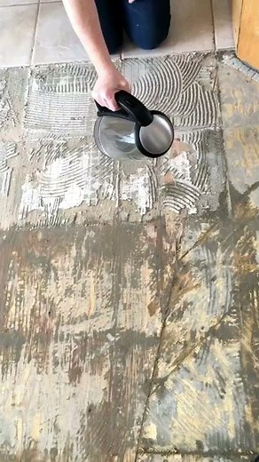 Comment enlever la colle à céramique sur le plancher