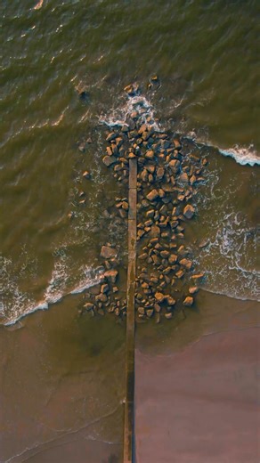 From the quiet charm of downtown to the peaceful beauty of Hunting Island, spend the day soaking in everything Beaufort, SC has to offer. Come as you are, take it slow, and let the Lowcountry work its magic | Visit Beaufort, Port Royal, and Sea Islands of SC