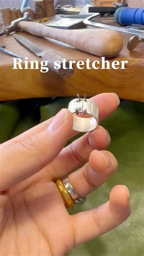 Ring stretcher