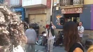 No se lo q pasa en Pamplona por con el buen tiempo nos animamos a salir y a cantar como lo esta haciendo ahora mismo en nuestra calle al lado de nuestra tienda El drogas miembro de la famosa banda Barricada. Menudo tapón han formado en la calle , no pasa ningún coche. | La Golosina | Facebook