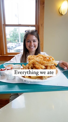 We spent 48 hours snacking on Cape Cod! We’ll be back for more in a couple weeks when we stay at @wequassett so give us some more recs! In the meantime… how’d we do? 🌟 LOVED the fried seafood plate from @kreamnkone! It’s such a good deal 🌟 dinners at @pilothousecapecod and @pelhamhospitality were both great 🌟 loved the coffee from @amiebakery and @capecodcoffee 🌟 both @iloverorys and @fancysmarket serve excellent sandwiches 🌟 definitely stop by @theoceanhouse for drinks with a view! We need