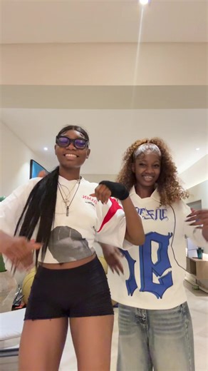 Oya our last time on this sound 😂🖤 @REAL_ETIENO🧜🏻‍♀️💕 #finegurldivvy