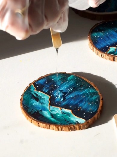the end result is so magical!🌌🏔✨️ these hand painted ornaments are so fun to create, and they're going to look beautiful reflecting Christmas lights on a tree 😍🎄 #ornaments #christmas #northernlights #resinart