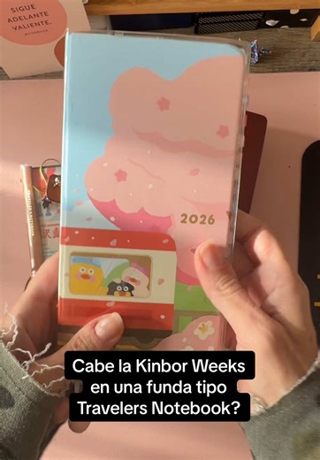 Respuesta a @Núvol Hoy pongo a prueba si una Kinbor Weeks de vista semanal cabe o no en tres tipos de fundas: una imitación de Traveler’s Notebook, una Traveler’s original y una funda de plástico. En el vídeo te enseño cómo encaja en cada una, cómo queda el grosor, si cierra bien y si realmente es una buena opción para usarla como alternativa económica. Si tienes una Weeks y estás buscando funda, este vídeo te va a ahorrar tiempo y algún disgusto. #journaltok #PlannerTok #journaling #StationeryT