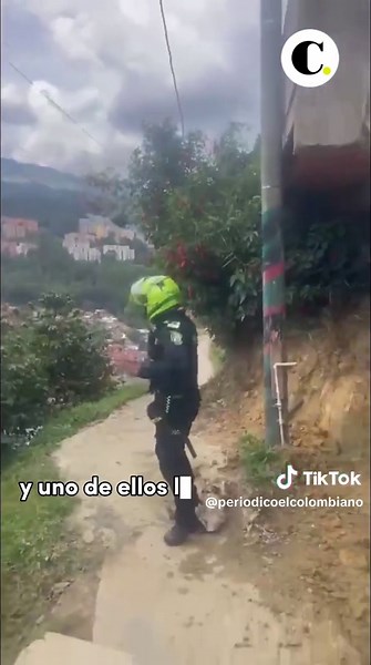 🚔 Tras una noche de fiesta en Olaya Herrera, Medellín, dos hermanos discutieron hasta que uno tomó un cuchillo. La comunidad llamó a la Policía, pero el altercado escaló y terminó con dos uniformados lesionados y uno de los implicados dado de baja. El hermano agresor, Ghilson Caicedo Angulo, de 28 años, persiguió a los policías por varias cuadras con un arma blanca. Los uniformados reaccionaron en legítima defensa, lo que produjo su fallecimiento en el Hospital Pablo Tobón Uribe. Los policías s