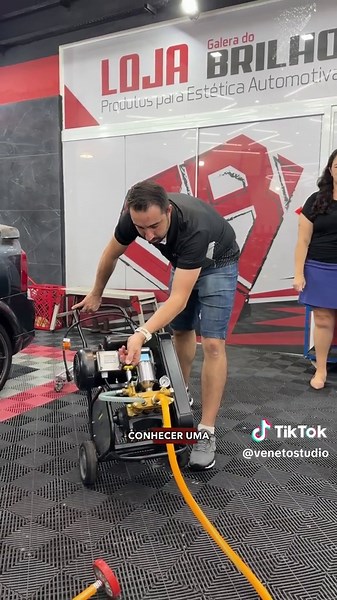 Recebemos o time @karcher brasil aqui na Veneto para testar em 1° mão um super lançamento!! É sempre uma alegria fazer parte de momentos especiais como esse, e se você também quer ficar por dentro das novidades do mercado de Estética Automotiva, segue a gente aqui!! #esteticaautomotiva #venetostudio #lavadora #lancamento