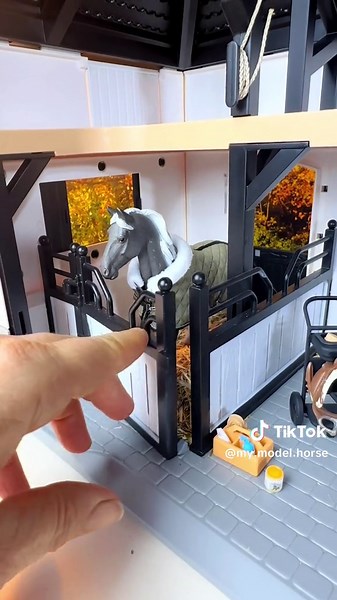✨ For all model horse lovers❤️: From lifelike barns to exclusive 3D printed accessories & tack kits – discover the magic of our miniature world🐴. Your next collection upgrade is just a click away😉! 🇫🇷 Découvrez nos écuries, nos accessoires 3D ultra réalistes et nos Kits créatifs pour apprendre à réaliser tout le matériel pour vos 🐴 miniatures. Rendez-vous sur notre site pour en savoir plus 😉! #modelhorse #modelhorsecollector #collectahorse #tackmaker #schleich #tackmaking