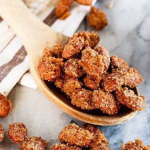 Easy cinnamon sugar almonds. 5 minutes of prep time plus one hour of baking equals completely addictive, crunchy, candied almonds. The best kind of snack! Get the recipe: http://bakeeatrepeat.ca/cinnamon-sugar-almonds-recipe/ Pin it! https://www.pinterest.com/pin/433682639102302566/ | Bake Eat Repeat