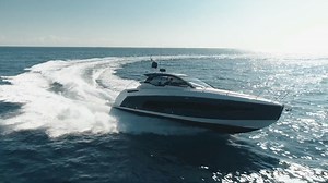 Ride with luxurious confidence 🌊 This 2021 Azimut Atlantis 45 just arrived at the MarineMax Pompano Yacht Center, take a look! The upper part of the stem rises vertically, partially stretching forward to boost the dynamics of a boat with a strong sporty character, while its hull windows stretch along the entire side, once again bringing out the sharpness of this yacht's contours and its sporty soul. The aft garage can accommodate a tender of up to 2.5 meters in length. ► https://bit.ly/30uNLkD 