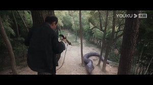 14M views · 196K reactions | The snake catcher hid in a tree, and the giant python appeared and gave him a fatal blow! 捕蛇大师藏在树上，巨蟒出现给它致命一击！ #变异巨蟒 #MutantPython #优酷电影 #youkumovie | Youku Movie | Facebook