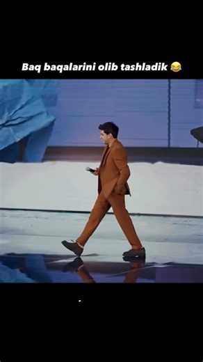 Murodjon nurmirzayev on Instagram: "1990년 개봉한 영화 〈나홀로 집에(Home Alone)〉는 단순한 가족 코미디를 넘어, 혼자 남겨진 한 아이의 용기와 따뜻함을 담아낸 작품입니다. 크리스마스의 화려한 장식과 밝은 음악 뒤에는, 케빈이 느끼는 외로움과 성장의 순간들이 자연스럽게 스며 있습니다. 처음엔 집에 혼자 남았다는 사실이 마치 해방된 듯 신나 보이지만, 시간이 지날수록 조용한 집 안 곳곳에서 케빈이 맞닥뜨리는 고요한 감정들이 더 깊이 다가옵니다. 빈 식탁, 적막한 밤, 멀리서만 들리는 캐럴 소리… 이런 순간들이 영화의 분위기를 더욱 따뜻하면서도 쓸쓸하게 만들죠. 하지만 이 영화가 오래 기억되는 이유는, 결국 케빈이 혼자서도 두려움을 이겨내고 집을 지켜내는 모습 때문입니다. 장난기 가득한 함정들과 소동 속에서도, 어린 아이의 순수한 용기와 가족을 향한 그리움이 자연스럽게 묻어납니다. 많은 사람들이 “왜 매년 겨울만 되면 이 영화를 다시 보게 될까?