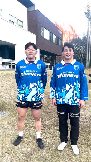 静岡ブルーレヴズ🏉SHIZUOKA BlueRevs on Instagram: "ホーム開幕戦も4日後！ この日は先着12,000名様にSHIZUOKA Prideシャツをプレゼント🎁静岡県をホームとする誇りを胸に、県内全35市町のシルエットをデザインに込めました✨ 静岡の本気を象徴する1枚。これを着て “REVSブルー” に身にまとい、スタジアムを青く染めて、共に勝利をつかみ取りましょう！ スター精密 presents マッチデー 📅12月21日(日)14:30K.O. 🏟ヤマハスタジアム 🆚東芝ブレイブルーパス東京 試合情報はこちら 👉https://www.shizuoka-bluerevs.com/lp/20251221_1228/ #静岡ブルーレヴズ #REVSHOUSE"