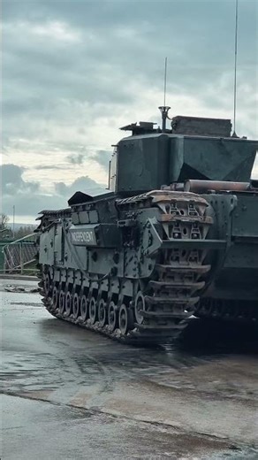 When the driver locks in🤨#thetankmuseum #militaryhistory #british #britishtanks #lockin
