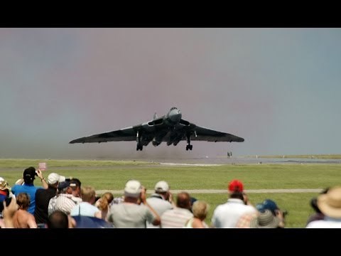 AVRO VULCAN XH558 HOWLING AS SHE TAKES OFF & SETS OFF CARALARMS!!!