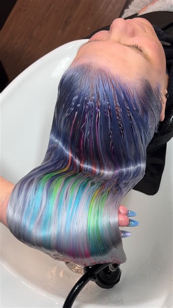 THE WET LOOK 💦 #oddlysatisfying rinse out of @greatlengthsusa Extensions, custom colored by @taylorrae_hair using @pravana VIVIDS 🤩 | Taylor Rae Hair