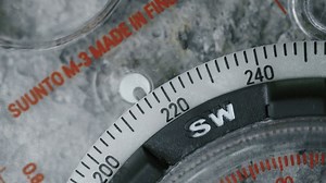 Comment utiliser une boussole et une carte IGN pour s'orienter