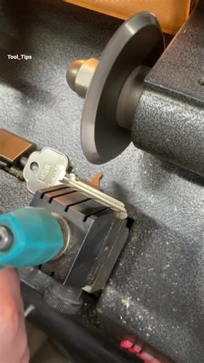 Key Cutting Machine in Action 🔥 | Perfect Duplicate Key Making#ToolTips #MachineWork #EngineeringHac