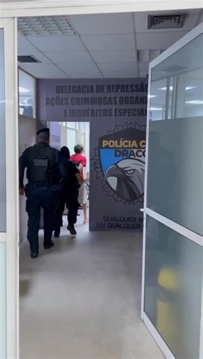 1M views · 22K reactions | Chegada a sede da DRACO, de Renan Monte Fernandes, apontado como chefe de uma quadrilha responsável por roubos, sequestros e tráfico de drogas no Paraná, preso por Policiais da Subsecretaria de Inteligência da Polícia Militar/RJ, em ação conjunta com policiais d0 12º BPM (Niterói) e policiais civis da Delegacia de Repressão às Ações Criminosas Organizadas e Inquéritos Especiais (Draco), com ajuda do Disque Denúncia (2253-1177) | Procurados | Facebook