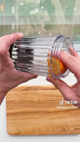 squeeze an orange without making a mess! #kitchenhacks #orangejuice #foodhacks