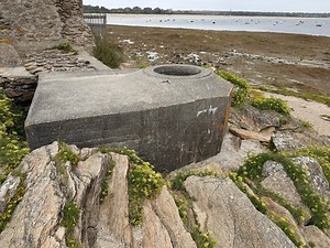 Le bunker Tobrouk. Le terme "Tobrouk" désigne un type spécifique de bunker utilisé pendant la Seconde Guerre mondiale, principalement par les forces allemandes. Ce type de structure fortifiée tire son nom de la ville de Tobrouk, en Libye, où les forces de l'Axe et les Alliés se sont livrés à des combats intenses entre 1941 et 1942. Un bunker Tobrouk est un abri en béton armé conçu pour abriter un soldat ou une petite équipe, souvent équipé d'une mitrailleuse, d'un mortier ou d'un canon en tourel