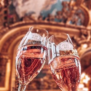 Cette année Le Train Bleu vous propose son menu du Nouvel An à emporter ou en livraison pour accueillir la nouvelle année avec gourmandise ! Retrouvez un peu de la magie du Train Bleu chez vous ! 🌟Notre menu est disponible en vente à emporter ou en livraison : • Le 31 décembre entre 13h et 19h Vous avez jusqu’au 27 décembre pour commander votre menu du Nouvel An sur notre boutique en ligne: https://bit.ly/letrainbleualamaison | Restaurant Le Train Bleu Paris